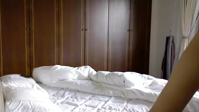 Бойфренд на большой кровати шпилит студентку в белых носках